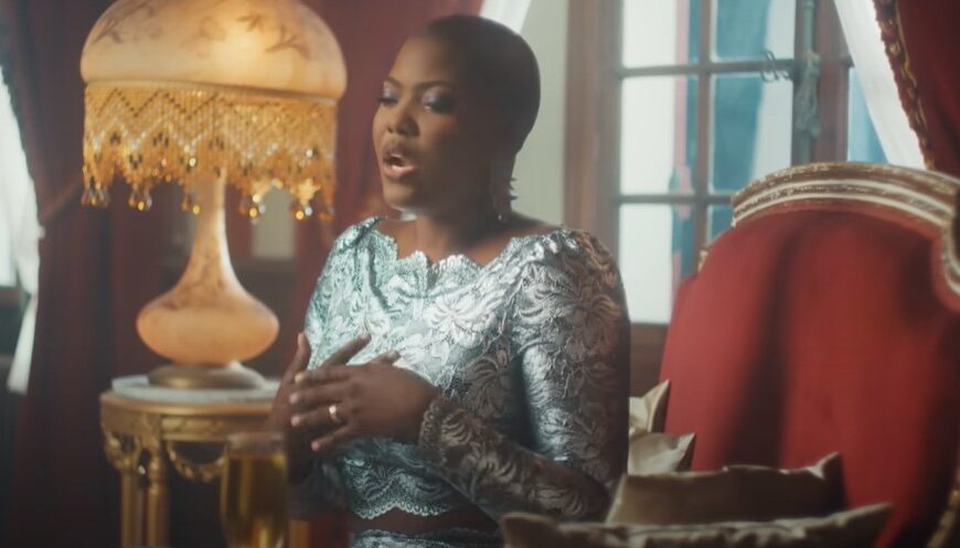RDC. Instant détente avec Cindy le Coeur dans « Brousse » (Clip officiel)