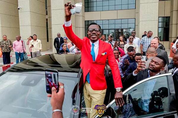 Le supporter immobile Lumumba VEA reçoit un véhicule pour son engagement à la CAN