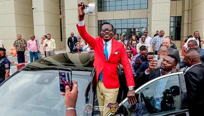 Le supporter immobile Lumumba VEA reçoit un véhicule pour son engagement à…