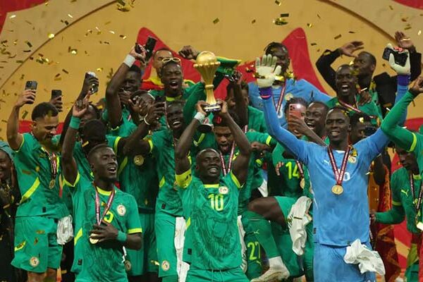 SPORT. Lorsque la Nation est servie avec loyauté et honorée dignement, elle sait récompenser