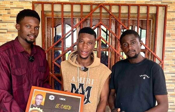 Kinshasa: un influenceur comique primé en reconnaissance de son impact viral numérique
