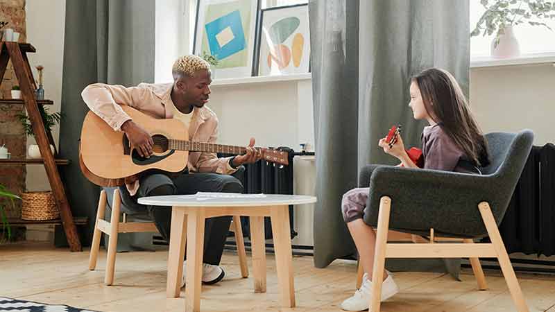 Se former en musique aujourd’hui : écoles, autodidactes et formations en ligne