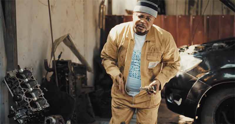 Brazzaville : Instant détente avec Kevin MBOUANDE Metatron dans « ELELO » (Clip officiel)