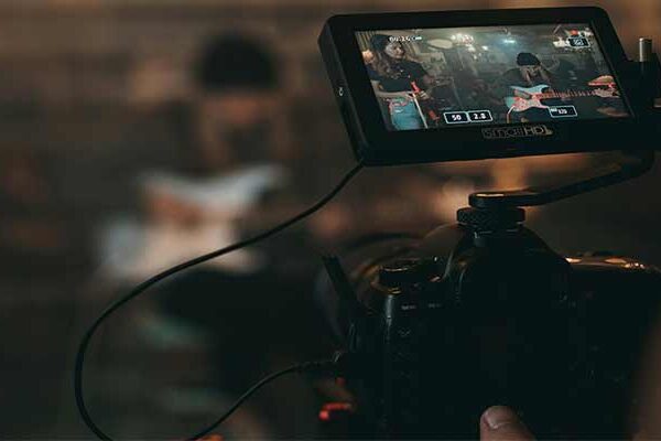 Produire un clip professionnel sans gros budget : l’art de transformer la contrainte en atout